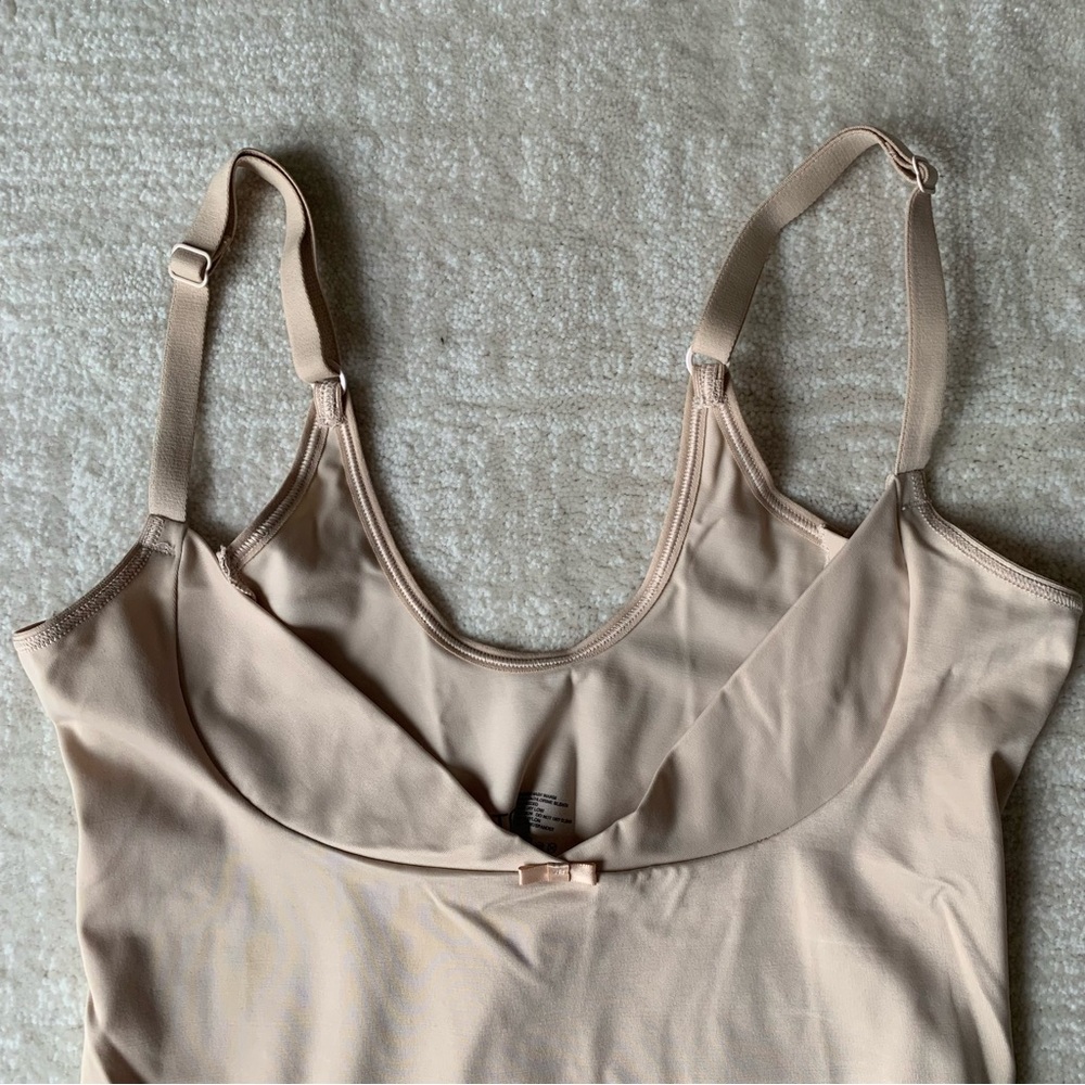 TC Open-Bust Shapewear Camisole in Nude w/ Decorative Bow - Picture 2 of 4